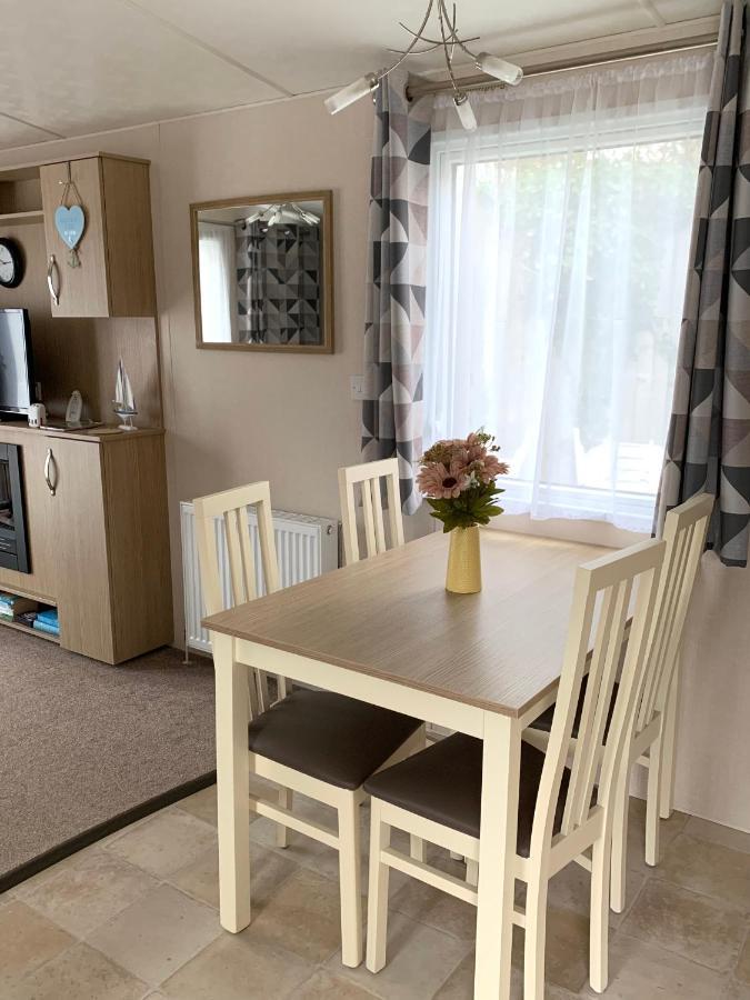 Mollys Retreat Pet Friendly Three Bed Caravan With Small Garden Newquay Bay Resort Quieter Area Of Park المظهر الخارجي الصورة