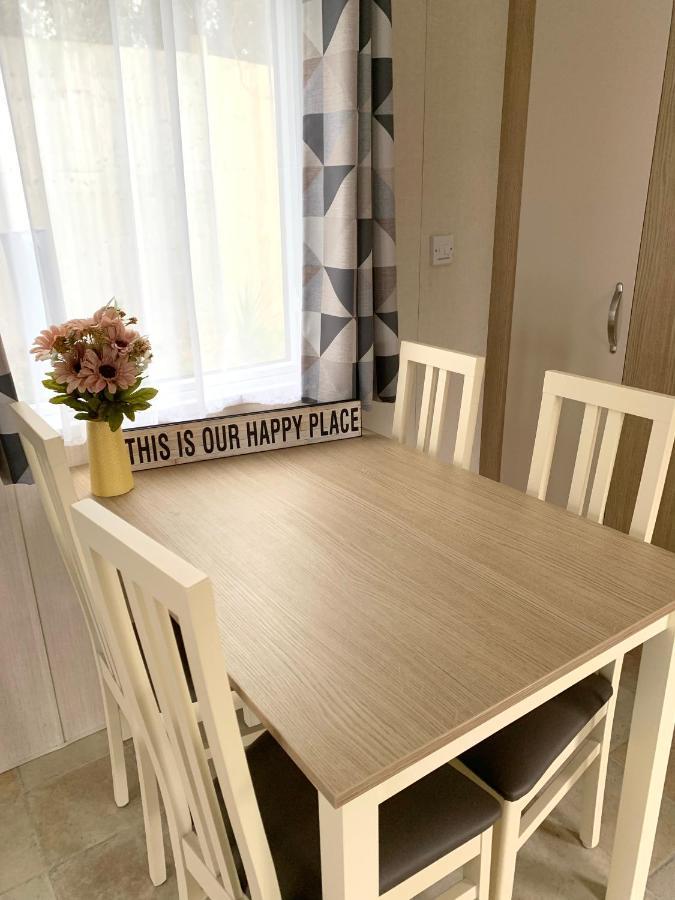 Mollys Retreat Pet Friendly Three Bed Caravan With Small Garden Newquay Bay Resort Quieter Area Of Park المظهر الخارجي الصورة
